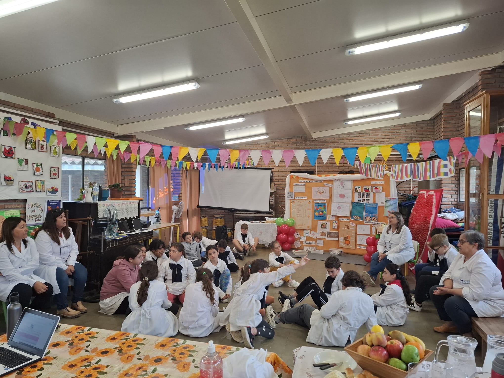 Niños participando en una actividad interactiva