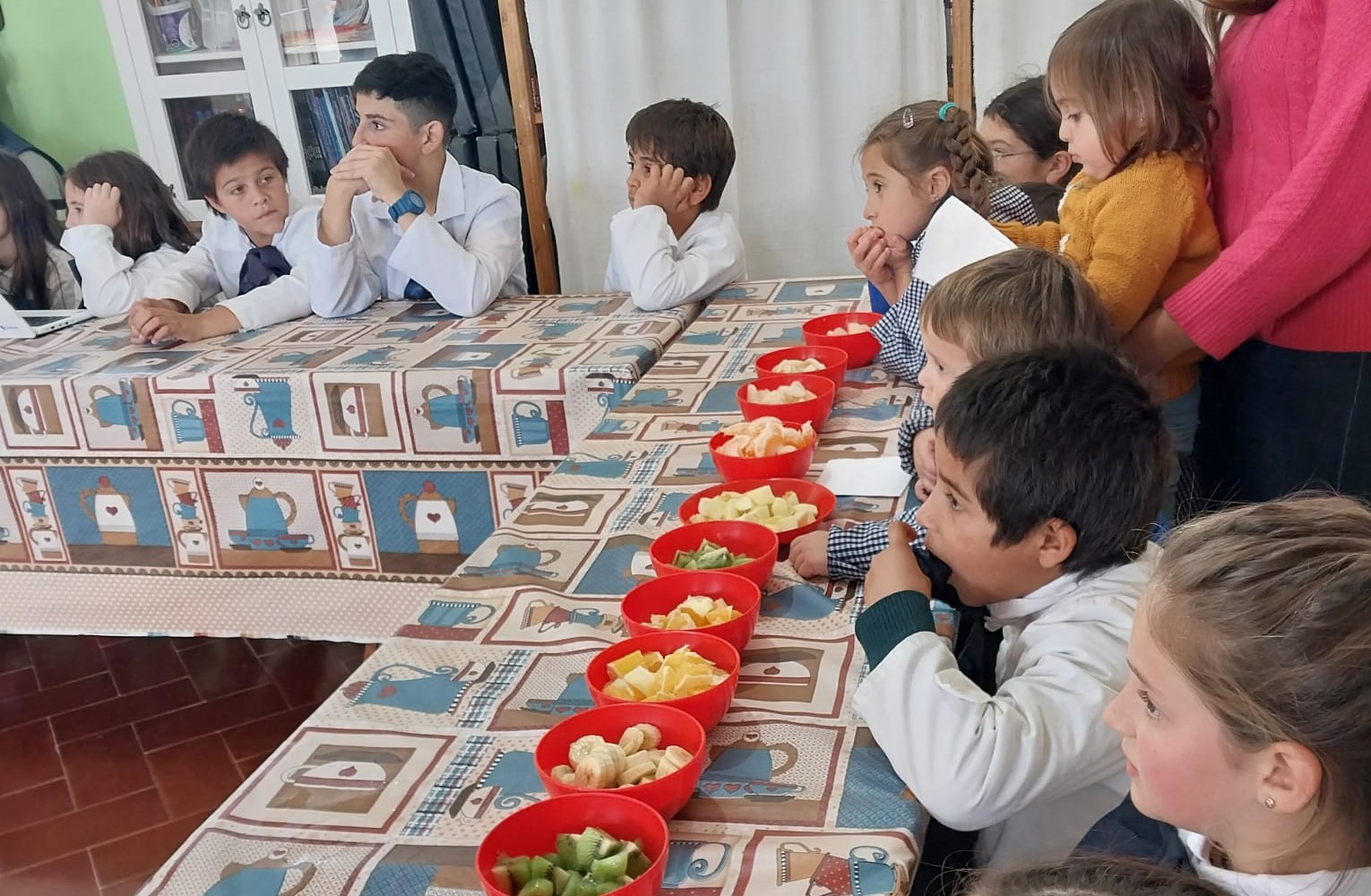 Niños trabajando en equipo en actividades de salud